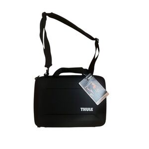 🎒 Thule Black Laptop Messenger Bag Crossbody‎ – New With Tags